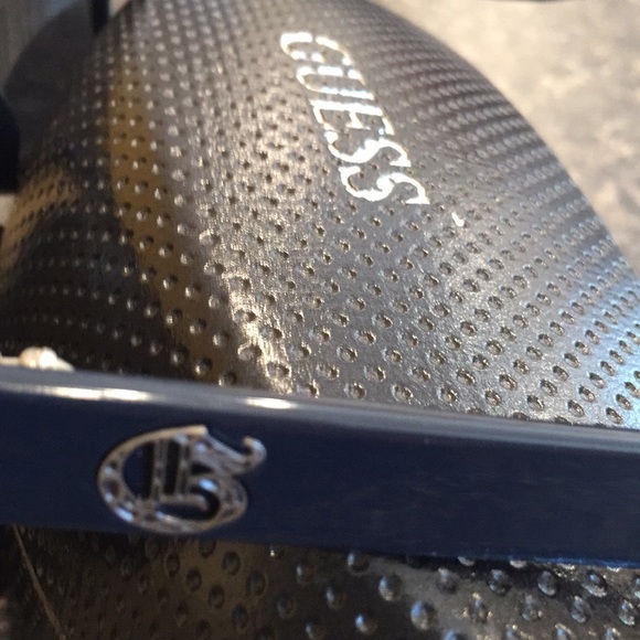 G by Guess insignia sunglasses - Picture 5 of 6